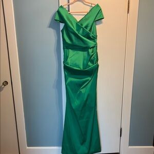 Teri Jon by Rickie Freeman Off-Shoulder Maxi Gown. Size 14